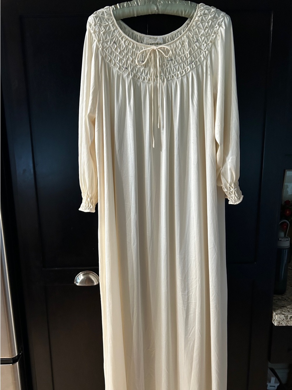 Vintage 1970’s Eatons Linda lingerie nightgown Ivory liquid satin Smocked L-XL